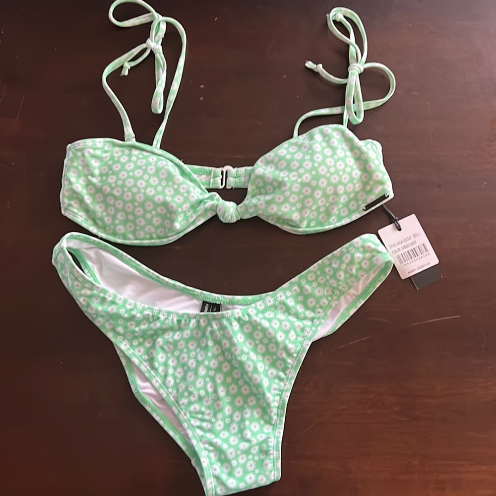 Kendall + Kylie Green Daisy Swimsuit NWT Size Large